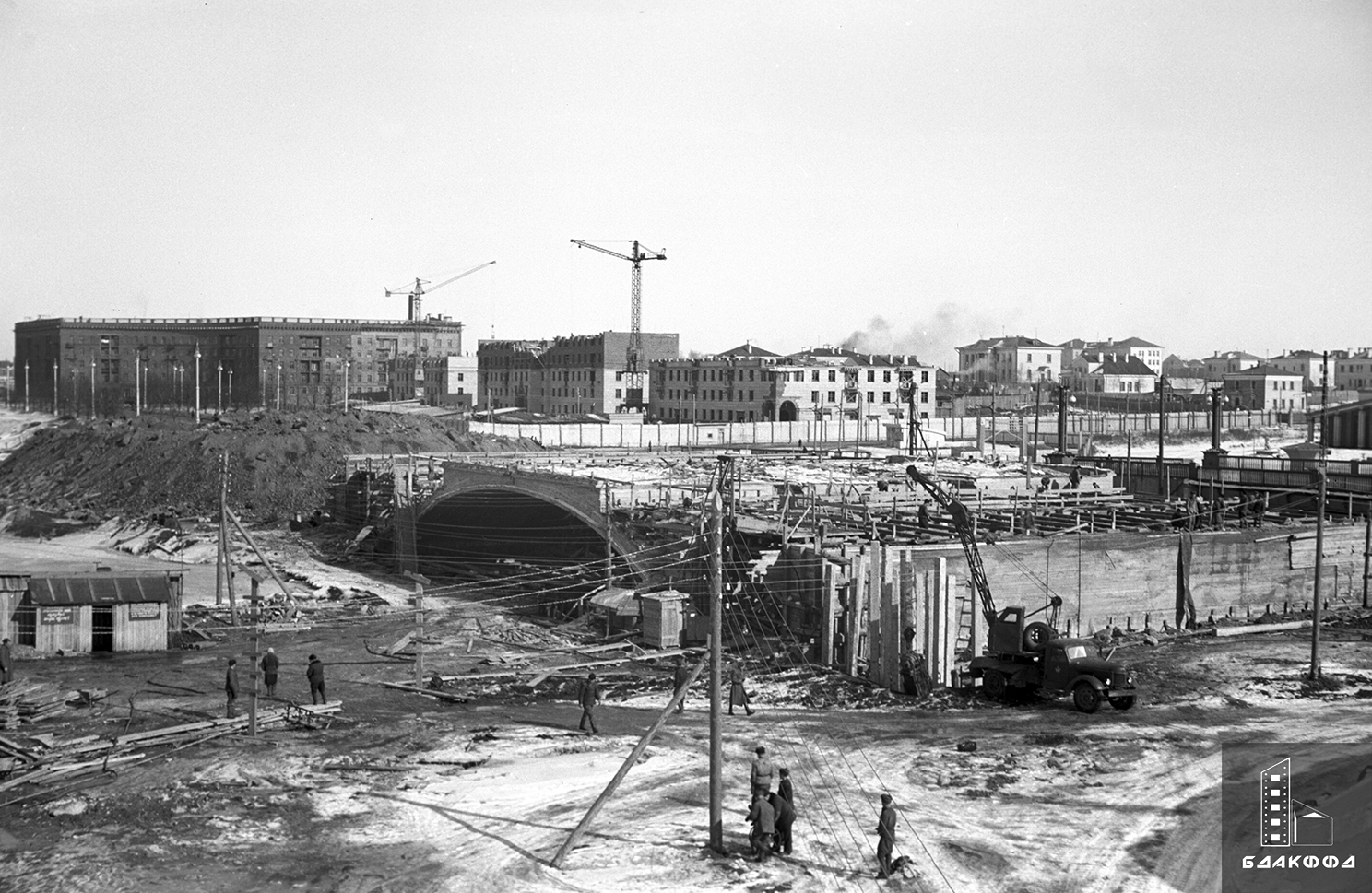 Construction of a reinforced concrete bridge over the river. Svisloch and residential buildings in the area of Kruglaya Square in Minsk-стр. 0